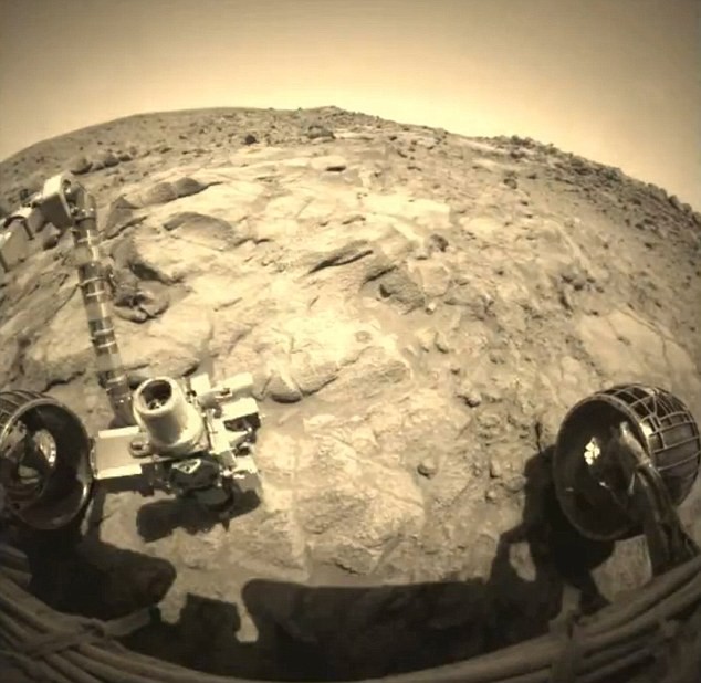 Mars Rover Spirit lấy mẫu đá trên đồi Chồng